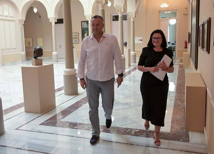 La portavoz del Gobierno de la Diputación de Ciudad Real, Rocío Zarco, y el vicepresidente cuarto, Adrián Fernández.