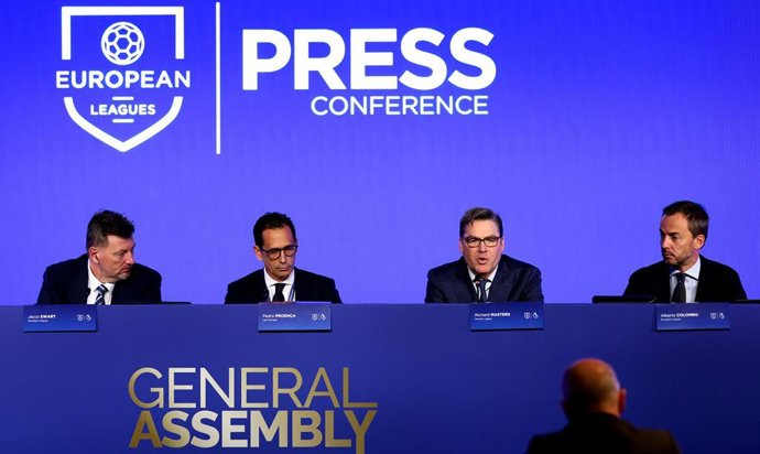Archivo - Miembros, como el actual director general de European Leagues, Alberto Colombo (derecha), y antiguos integrantes como el ex director general Jacco Swart (izquierda) en una asamblea de la organización.