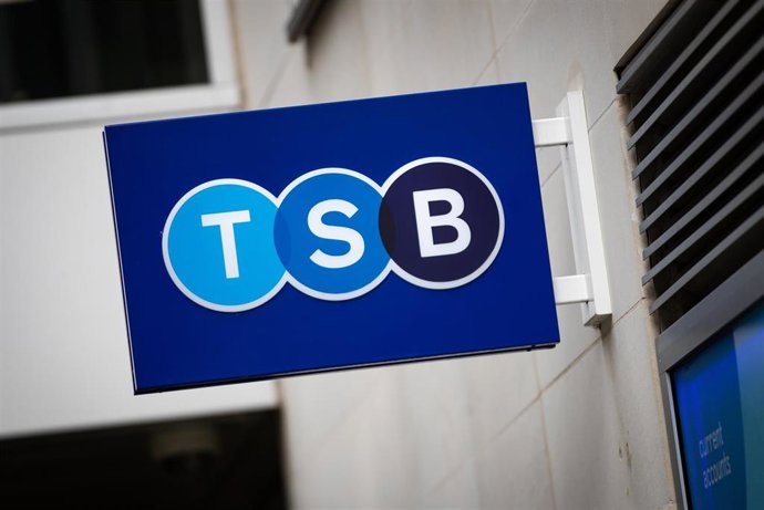 Archivo - FILED - 30 September 2020, United Kingdom, London: TSB bank logo is seen in London. The Spanish parent firm of TSB said it is considering the sale of the UK high street bank. Photo: Aaron Chown/PA Wire/dpa