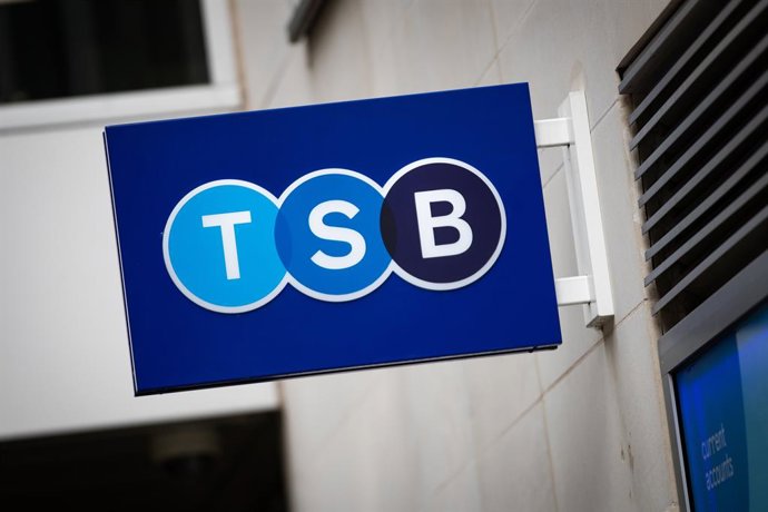 Archivo - FILED - 30 September 2020, United Kingdom, London: TSB bank logo is seen in London. The Spanish parent firm of TSB said it is considering the sale of the UK high street bank. Photo: Aaron Chown/PA Wire/dpa