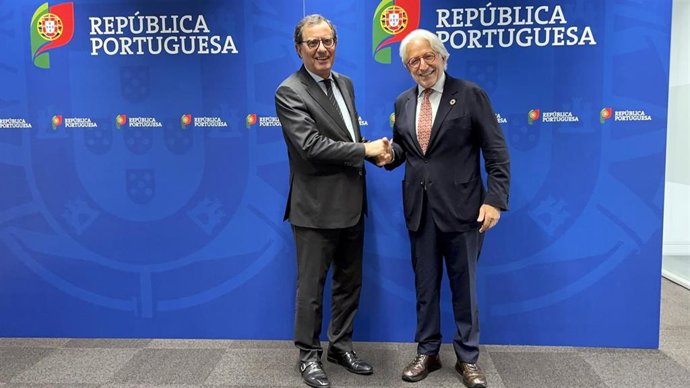 El presidente de Foment, Josep Sánchez Llibre (d), y el ministro de Economía de Portugal, Manuel Castro Almeida (i)
