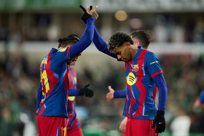 Archivo - Raphinha y Lamine Yamal celebran un gol con el FC Barcelona