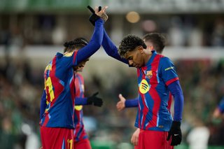 Archivo - Raphael Dias Belloli 'Raphinha' and Lamine Yamal of FC Barcelona celebrates after scoring the team's second goal during the Copa del Rey Round of 16 match between Racing Santander and FC Barcelona at Campos de Sport de El Sardinero on January 15