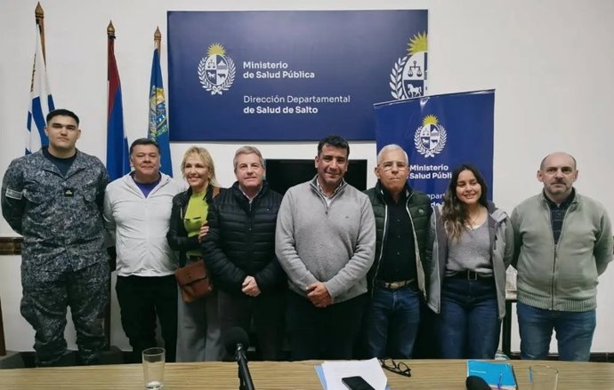 El presidente de la Plataforma 1500 km de Costa, Sebastián Quintana (tercero por la derecha) en la presentación de la conferencia que va a impartir en Uruguay