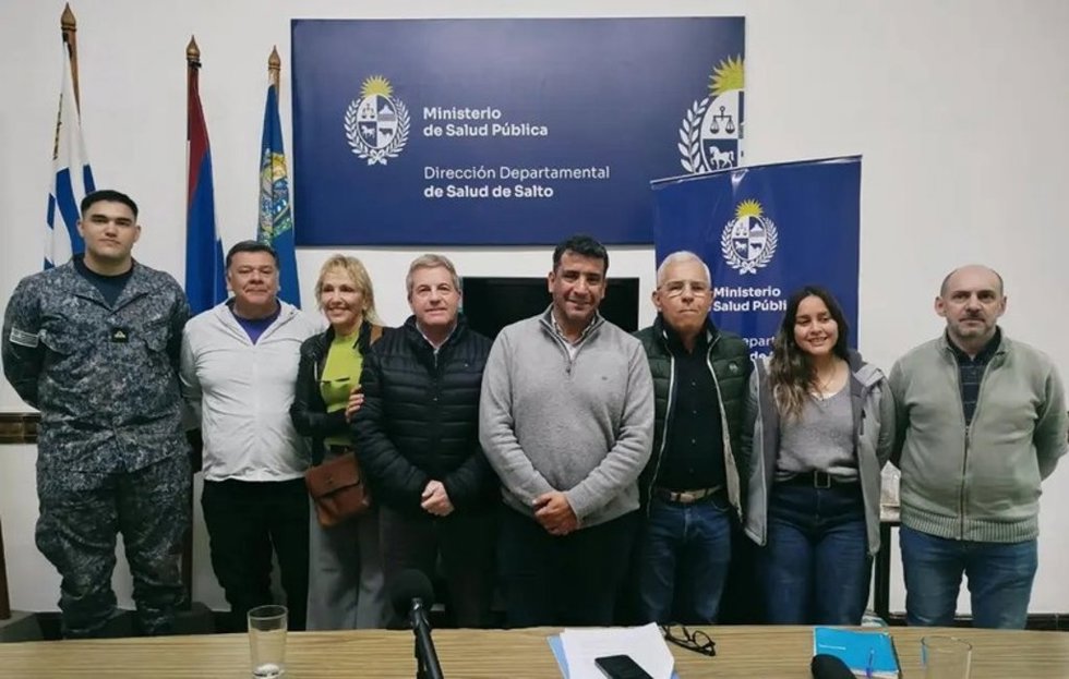 El presidente de la Plataforma 1500 km de Costa, Sebastián Quintana (tercero por la derecha) en la presentación de la conferencia que va a impartir en Uruguay