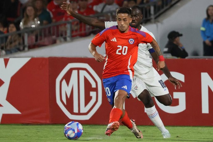 Futbol, Chile vs Panama Partido amistoso 2025 El jugador de la seleccion chilena Lucas Assadi, izquierda centro derecha, disputa el balon con el defensa de Panama durante el partido amistoso disputado en el estadio Nacional de Santiago,
