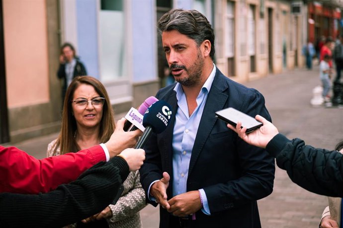 Archivo - El alcalde de La Laguna, Luis Yeray Gutiérrez, atiende a los medios de comunicación