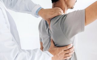 Archivo - Un fisioterapia trata a un paciente.