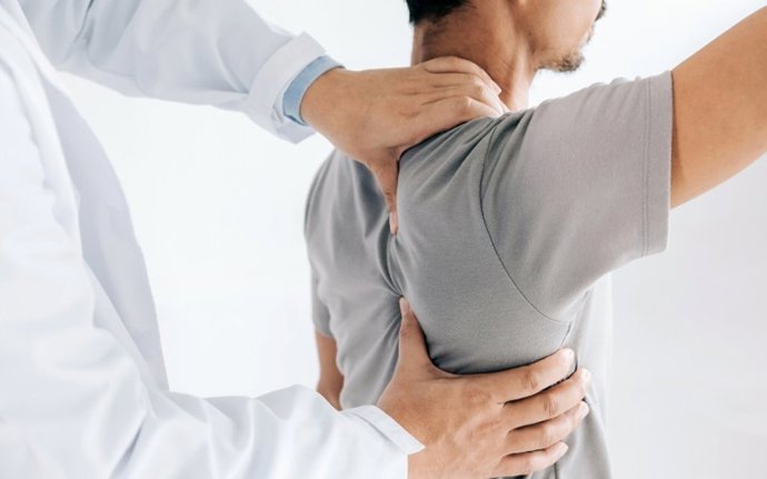 Archivo - Un fisioterapia trata a un paciente.