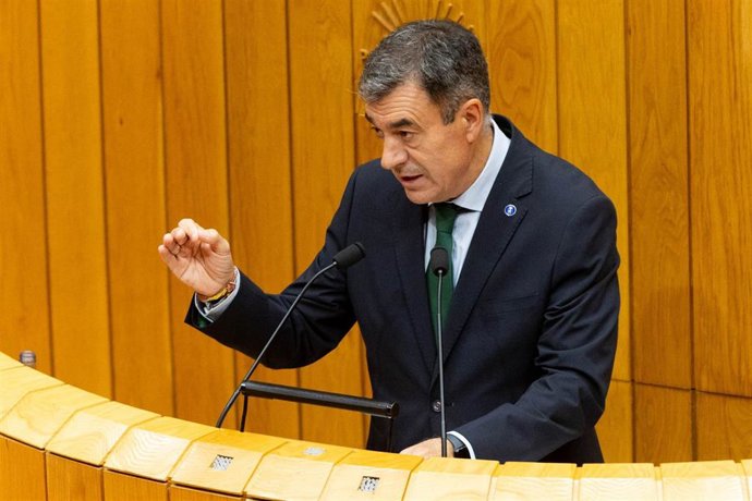 El conselleiro de Educación, Román Rodríguez, en el Parlamento.