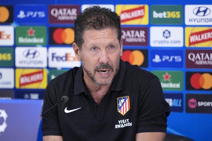 El entrenador del Atlético de Madrid, Diego Pablo Simeone, durante la rueda de prensa en Anfield.