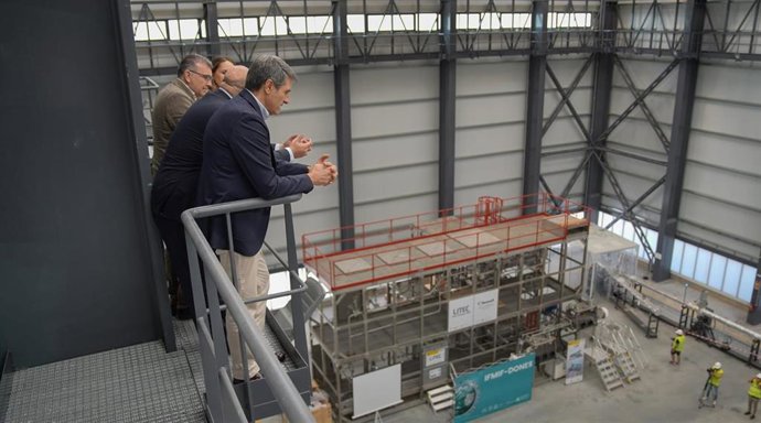 Archivo - El delegado del Gobierno en Andalucía, Pedro Fernández, visita las instalaciones del IFMIF-DONES en Escúzar (Granada). (Foto de archivo).