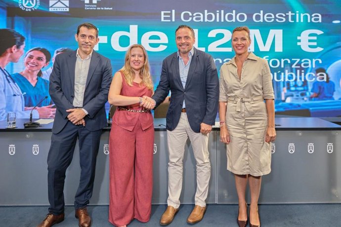 La presidente del Cabildo de Tenerife, Rosa Dávila, y el director del SCS, Adasat Goya (en el centro), en la presentación del acuerdo de inversión para aumentar las pruebas de resonancia magnética y ecografía