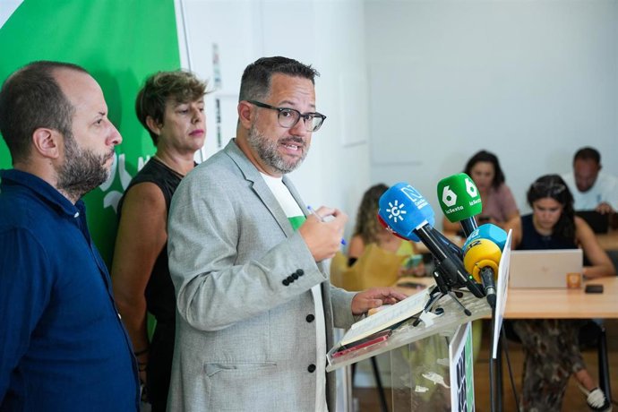 El portavoz de Adelante Andalucía, José Ignacio García (d), y los responsables de Organización, Néstor Salvador (1i) y Rocío Díaz (2i), en rueda de prensa. (Foto de archivo).