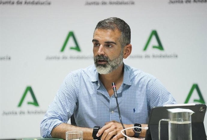 El consejero de Agricultura, Pesca, Agua y Desarrollo Rural, Ramón Fernández-Pacheco, durante la reunión.