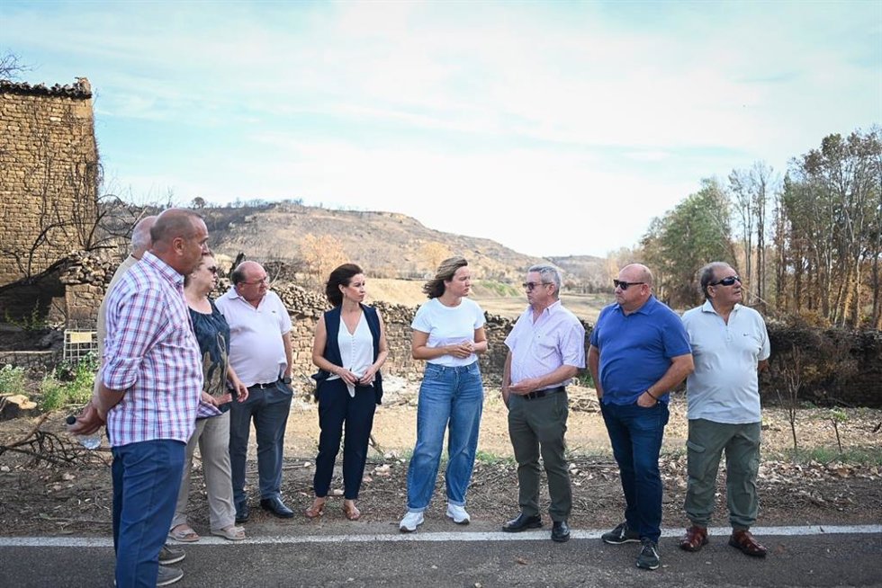 La secretaria general del PSOE-Aragón, Pilar Alegría, con la alcaldesa de Ejea de los Caballeros, Teresa Ladrero, el presidente de la comarca de las Cinco Villas, Santos Navarro, y el alcalde de Asín, Rogelio Garcés, entre otros afectados por incendios