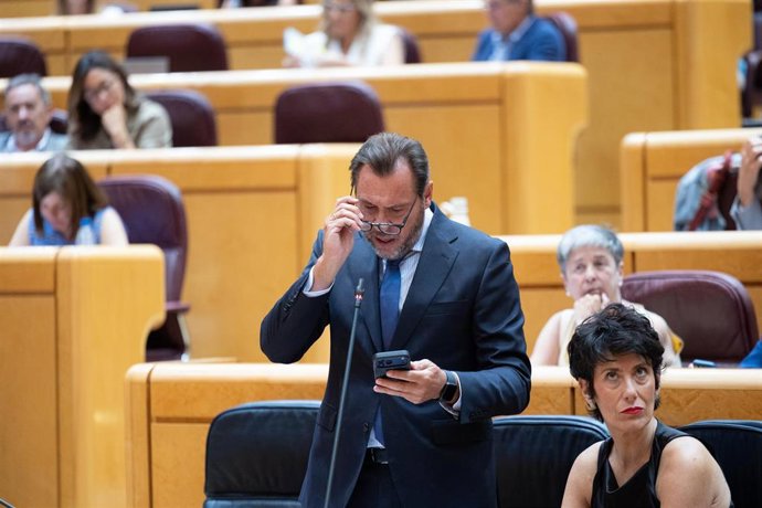 El ministro de Transportes y Movilidad Sostenible, Óscar Puente, interviene durante una sesión plenaria en el Senado.