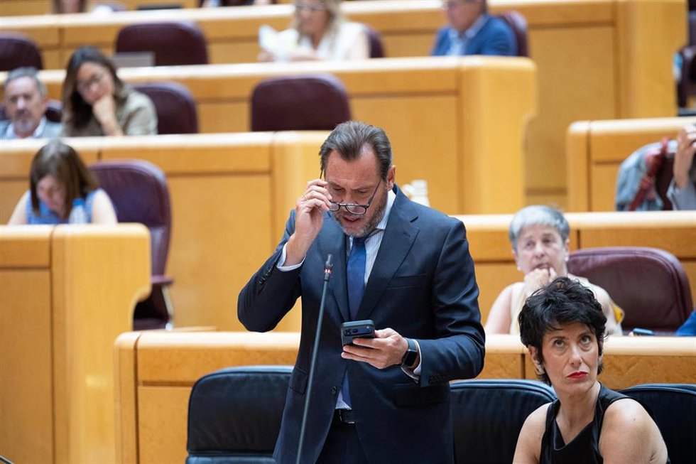 El ministro de Transportes y Movilidad Sostenible, Óscar Puente, interviene durante una sesión plenaria en el Senado.