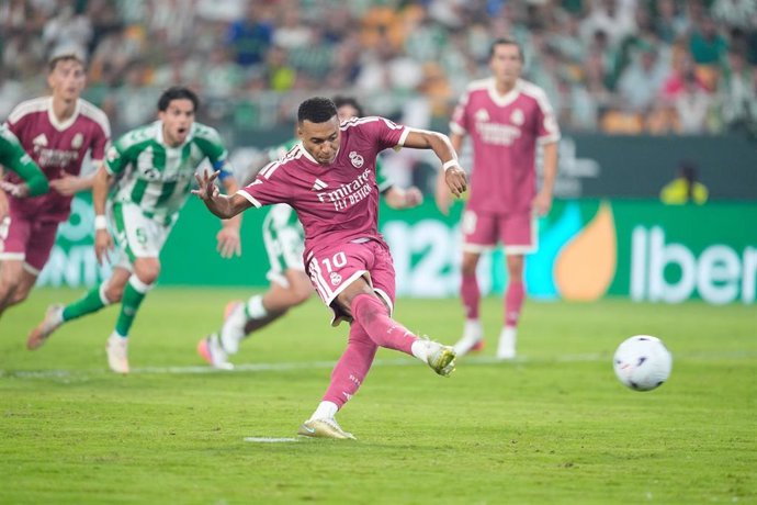 Kylian Mbappé en el momento de lanzar el penalti en el Real Betis-Real Madrid de LaLiga EA Sports 26-27