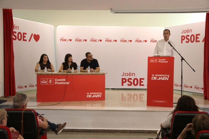 El secretario general del PSOE de Jaén, Juan Latorre, en la reunión de la Ejecutiva Provincial y antes de la celebración del Comité Provincial.