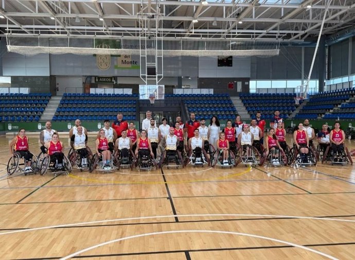 Las dos selecciones de baloncesto en silla posan antes de partir a Canadá para el Mundial 2026