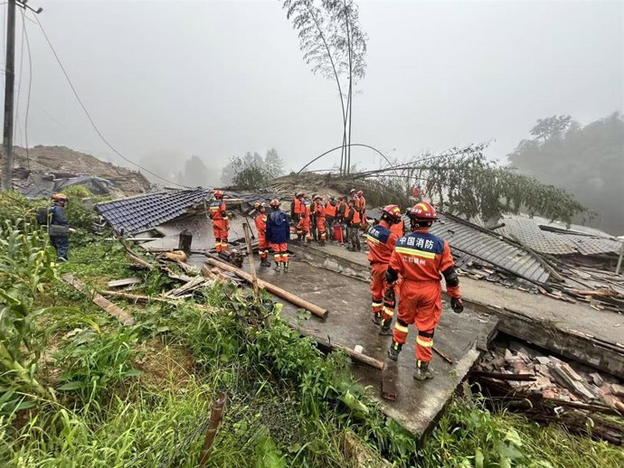 Equipos de rescate llevan a cabo operaciones de reconocimiento y salvamento en el lugar de un deslizamiento de tierra en la provincia china de Jiangxi, en el sureste del país