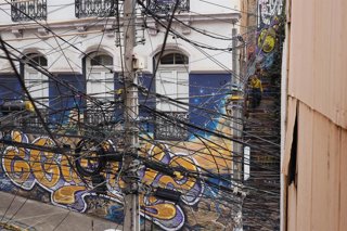 Valparaiso, 3 de agosto 2026 Cableado aereo de empresas de telecomunicaciones y electricidad en un poste de tendido electrico  Sebastian Cisternas/Aton Chile