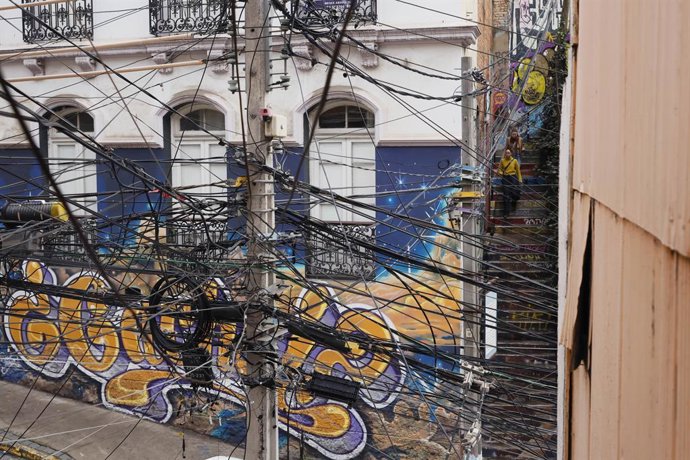 Valparaiso, 3 de agosto 2026 Cableado aereo de empresas de telecomunicaciones y electricidad en un poste de tendido electrico  Sebastian Cisternas/Aton Chile