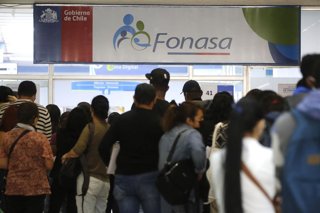 Santiago, 24 de febrero de 2022. Alta afluencia de gente en sucursal de Fonasa por caida del sistema a nivel nacional. Jonnathan Oyarzun/Aton Chile