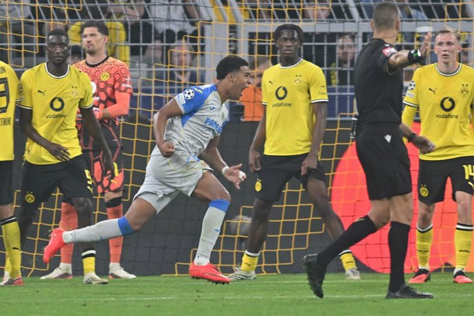 8 de setembro de 2026, Renânia do Norte-Vestfália, Dortmund: Santiago Mourino (3º da esquerda), do Villarreal, comemora ao marcar o primeiro gol de sua equipe durante a partida de futebol da fase de grupos da Liga dos Campeões da UEFA entre o Borussia Dor
