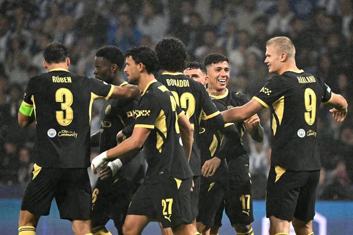 Los jugadores del Manchester City celebran uno de los goles de Haaland ante el Oporto en la Champions 26-27
