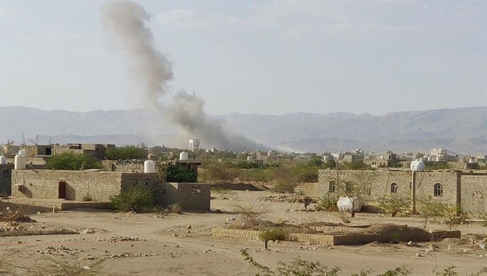 AL-JAWF, 7 de setembro de 2026  -- Uma captura de tela de vídeo mostra fumaça subindo de uma prisão após um ataque aéreo na província de Al-Jawf, no Iêmen, em 7 de setembro de 2026. Um ataque aéreo atingiu uma prisão na província de Al-Jawf, controlada pe
