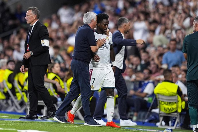 José Mourinho, entrenador del Real Madrid CF, habla con Vinícius Júnior, ante el Inter de Milán en la Champions League 2026/27.