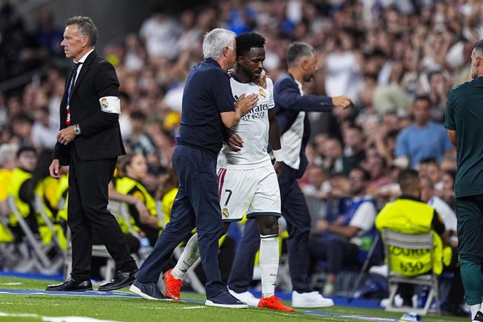 José Mourinho, técnico do Real Madrid CF, e Vinícius Júnior, do Real Madrid CF, durante a partida da 1ª rodada da fase de grupos da Liga dos Campeões da UEFA 2026/27 entre o Real Madrid CF e o FC Internazionale Milano, no Estádio Berabeu, em 8 de setembro