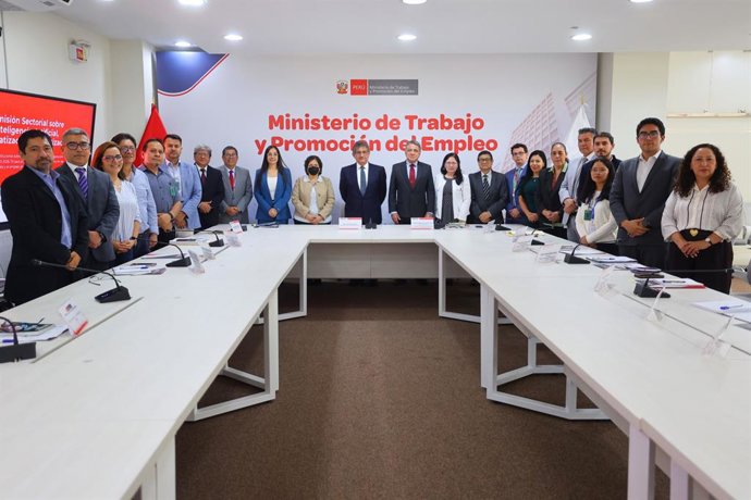 Perú.- Sheput: inteligencia artificial debe transformar el empleo, no desplazar a trabajadores