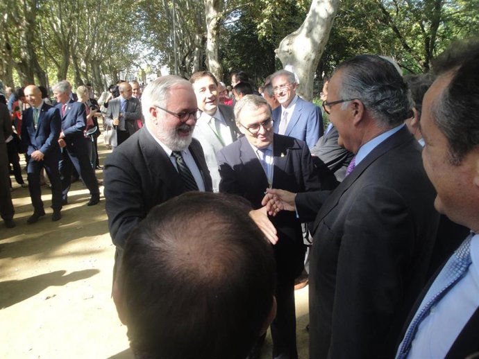 Archivo - El ministro de Agricultura, Miguel Arias Cañete, en Lleida, saluda al ex conseller de Agricultura, Josep Grau junto al alcalde, Ángel Ros y el conceller Josep Maria Pelegrí.