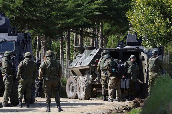 Tirua, 12 de septiembre 2024 En el sector La Campana un allanamiento dejo a una persona muerta y a un detective herido ademas de 7 detenidos en un operativo relacionado con la organizacion Weichan Auka Mapu. Carlos Acuna/Aton Chile