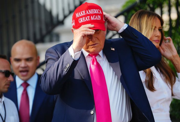 Archivo - July 4, 2025, Washington, District Of Columbia, USA: United States President Donald J Trump puts on a baseball cap after signing his 'Big, Beautiful Bill,' with new tax and immigration legislation during a ceremony at the White House in Washingt
