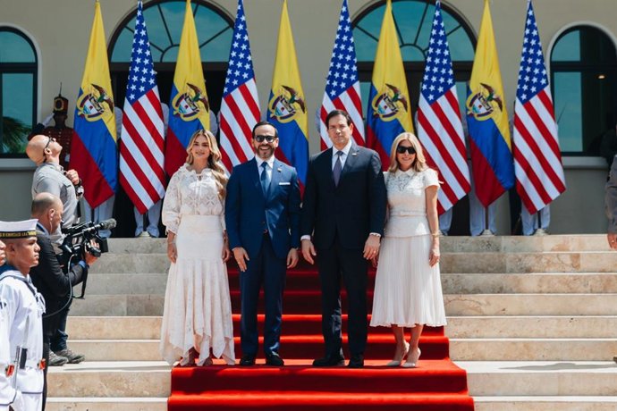 El presidente de Colombia, Abelardo de la Espriella, y su esposa, Ana Lucía Pineda, posa junto al secretario de Estado estadounidense, Marco Rubio, su mujer Jeanette Rubio, en Barranquilla