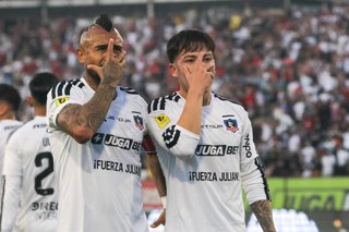 Futbol, Colo Colo vs Nublense  Fecha 12, Liga de primera 2026. El jugador de Colo Colo Leandro Hernández junto a Arturo Vidal, izquierda derecha centro, celebra tras marcar su gol contra Nublense durante el partido de la Liga de primera realizado en el