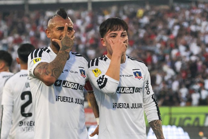 Futbol, Colo Colo vs Nublense  Fecha 12, Liga de primera 2026. El jugador de Colo Colo Leandro Hernández junto a Arturo Vidal, izquierda derecha centro, celebra tras marcar su gol contra Nublense durante el partido de la Liga de primera realizado en el