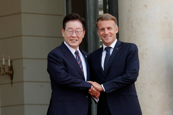 PARIS, Sept. 8, 2026  -- French President Emmanuel Macron (R) shakes hands with South Korean President Lee Jae Myung at Elysee Palace in Paris, France, Sept. 8, 2026.