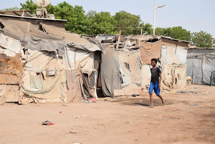 Archivo - Un niño desplazado camina junto a unas tiendas de campaña en un campamento provisional para desplazados a las afueras de Adén, Yemen