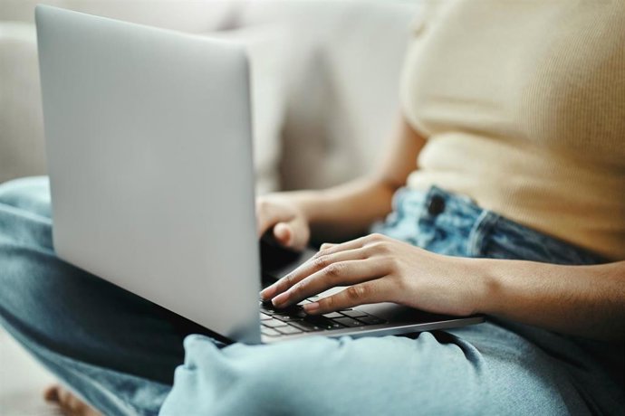 Archivo - Manos, computadora portátil