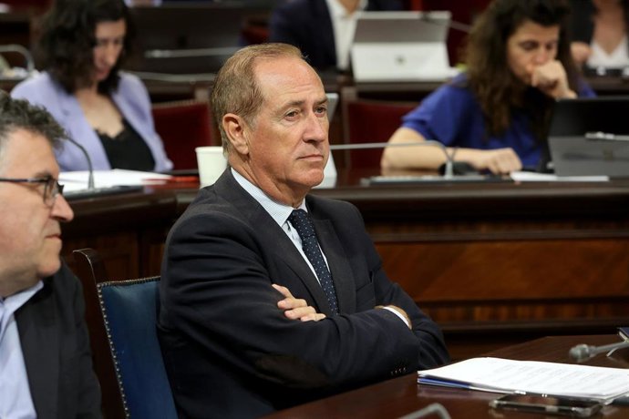 Archivo - El conseller del Mar y del Ciclo del Agua, Juan Manuel Lafuente, durante una sesión de control al Govern balear