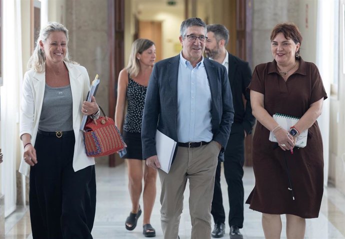 El portavoz del PSOE en el Congreso, Patxi López, a su llegada a la Junta de Portavoces en el Congreso de los Diputados, en la sala Mariana Pineda, a 8 de septiembre de 2026, en Madrid (España).