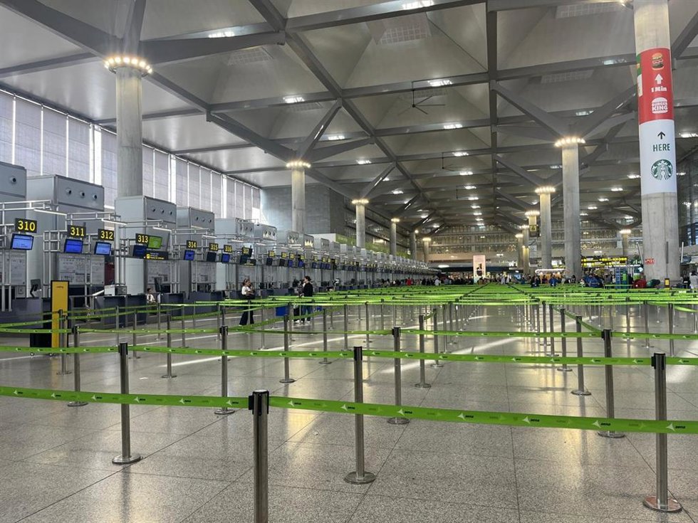 Archivo - Vista de la zona de mostradores de facturación del Aeropuerto Málaga Costa del Sol.