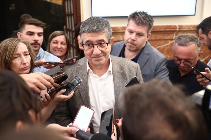 Archivo - Arquivo - O porta-voz do PSOE no Congresso dos Deputados, Patxi López, presta declarações à imprensa durante uma sessão plenária extraordinária no Congresso dos Deputados, em 14 de julho de 2026, em Madri (Espanha). O Congresso enfrenta 