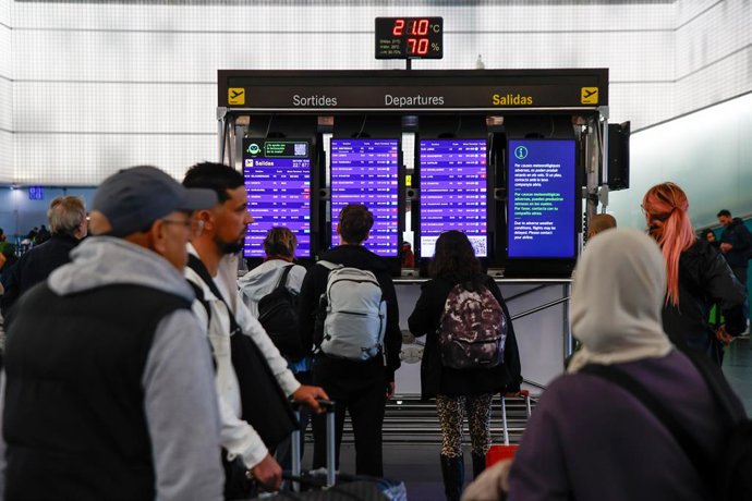Archivo - Arxivo - Un panell de l'Aeroport de Barcelona en una imatge d'arxiu.