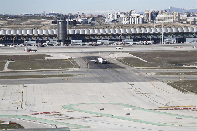 Archivo - Avión por una pista del aeropuerto Adolfo Suárez Madrid-Barajas